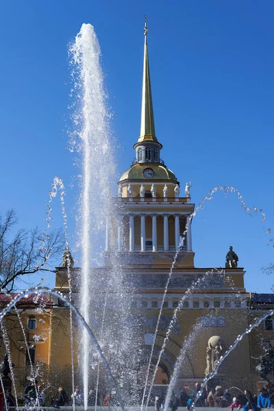 City fountain against the background of the Admiralty tower in St. Petersburg — Stock Photo, Image