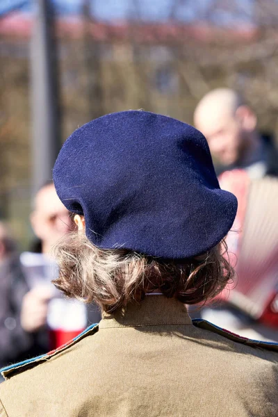 上个世纪头戴蓝色贝雷帽的女性 — 图库照片