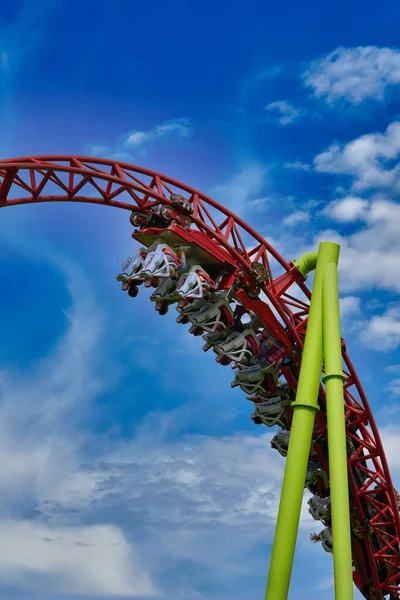 People ride attractions in the city park in St. Petersburg — Stock Photo, Image