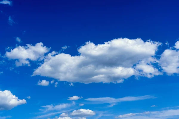 Mavi gökyüzü arka planında beyaz kümülüs bulutları, doğal fenomen — Stok fotoğraf