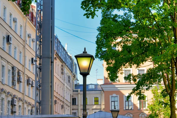 Beau lampadaire vintage sur la rue de Saint-Pétersbourg — Photo