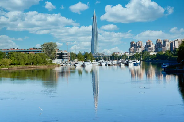 Skyscraper of Gazprom in St. Petersburg with fucking in the river against — 스톡 사진