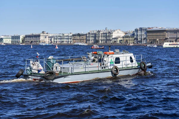 Un bateau de sauvetage pour les plongeurs flotte le long de la rivière, l'eau bloque la ligne d'eau — Photo