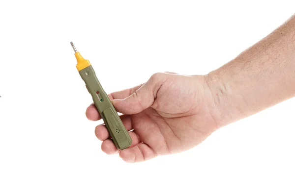 Hand houdt een sonde detector van elektrische bedrading op een witte achtergrond — Stockfoto