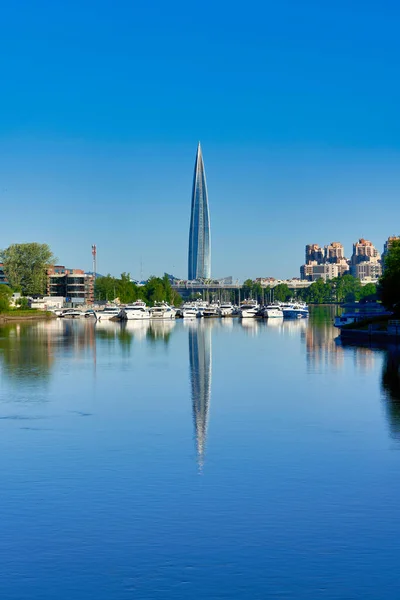 Skyscraper of Gazprom in St. Petersburg with fucking in the river against — Stockfoto