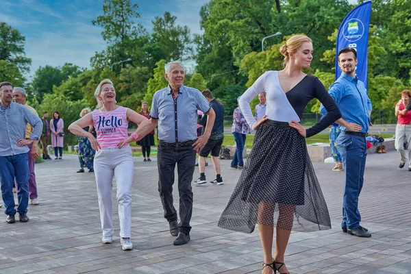 Dansande par i stadsparken, sommar Petersburg — Stockfoto