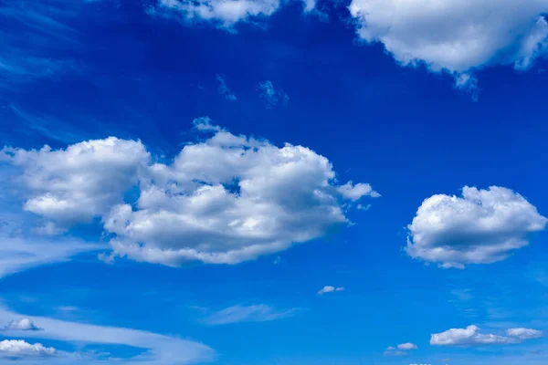 Putih cumulus awan di latar belakang langit biru, fenomena alam — Stok Foto