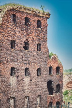 Oreshek kalesinin bölgesinde yıkılan tuğla bir bina.