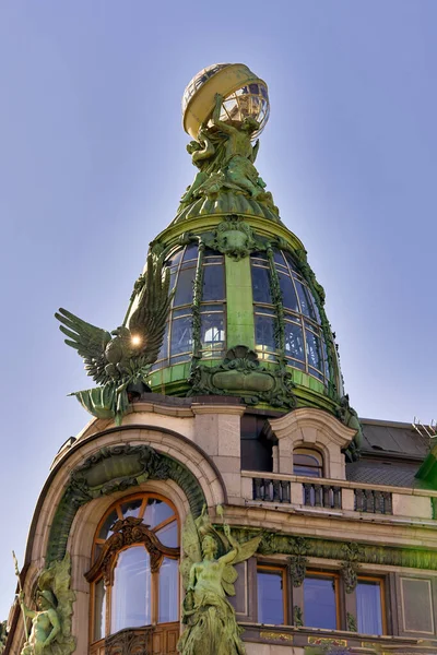 Vista de detalhes arquitetônicos do famoso Singer House Building em São Petersburgo — Fotografia de Stock