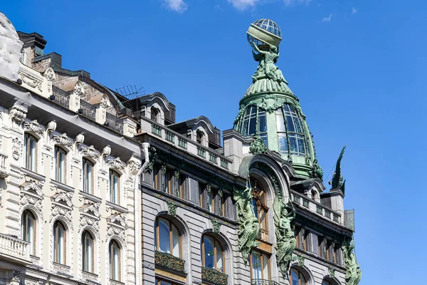 Vue des détails architecturaux du célèbre Singer House Building à Saint-Pétersbourg — Photo