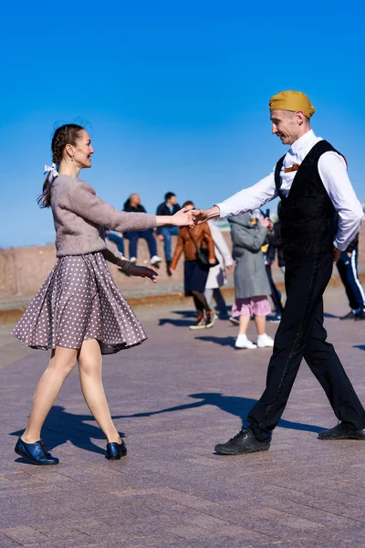 Parejas bailando el Día de la Victoria en la Plaza de San Petersburgo —  Fotos de Stock