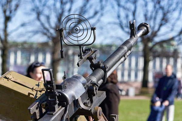 피터스버그 거리에서의 승리 기념일에 사용되는 대공 기관총 — 스톡 사진
