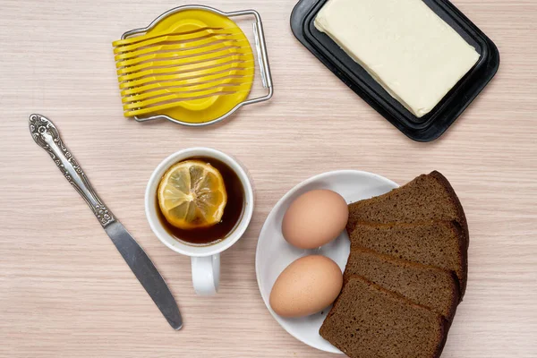 Zrobienie kanapki śniadaniowej, chleba i masła oraz jajka z cięciem jaj — Zdjęcie stockowe