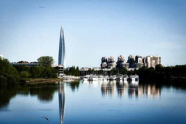 Skyscraper of Gazprom in St. Petersburg with fucking in the river against — Stockfoto