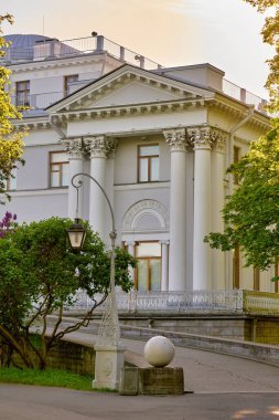Elagin Sarayı 'nın bir parçası Petersburg' da güneşli bir yaz sabahında parkta.