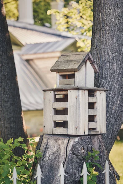 Casa de aves de varios pisos en un tocón de árbol en el parque —  Fotos de Stock
