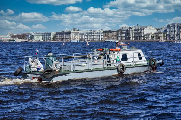 Un bateau de sauvetage pour les plongeurs flotte le long de la rivière, l'eau bloque la ligne d'eau — Photo