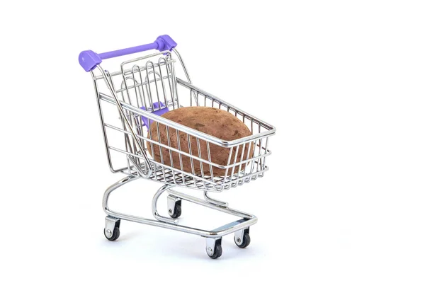 Aardappelen Ligt Kleine Supermarkt Trolley Witte Achtergrond Close — Stockfoto