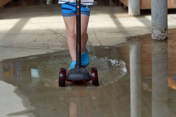 Niño Una Scooter Cabalga Través Charco Ciclismo Charco — Foto de Stock