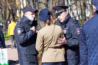 St. Petersburg, Rusya - 09 Mayıs 2021: Polis St. Petersburg caddesinde askeri üniformalı bir kadını gözaltına aldı