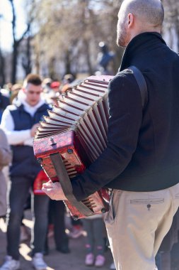 Saint Petersburg, Rusya - 09 Mayıs 2021: Sokak müzisyeni Saint Petersburg 'da şehir sakinlerinin önünde akordeon çalıyor