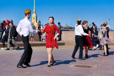 St. Petersburg, Rusya - 09 Mayıs 2021: St. Petersburg Meydanı Zafer Günü 'nde dans eden çiftler