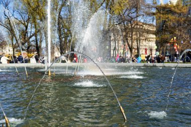 Saint Petersburg, Rusya - 09 Mayıs 2021: Saint Petersburg 'daki merkez meydanlardan birinde şehir çeşmesi