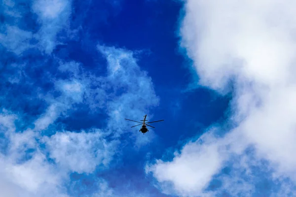 Bulutların Mavi Gökyüzünün Arka Planında Uçan Helikopter Küçük Uçak — Stok fotoğraf