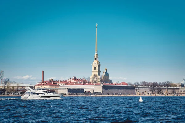 Білий Морський Човен Пливе Вздовж Неви Тлі Фортеці Петра Павла — стокове фото