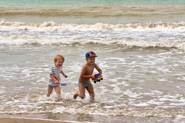 Δύο Μικρά Αγόρια Παίζουν Στην Παραλία Παιδιά Που Παίζουν Στην — Φωτογραφία Αρχείου