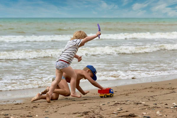 ２人の男の子が海岸で遊んでいる ビーチで遊んでいる子供たち — ストック写真