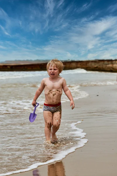 Een Jongetje Wordt Vies Modder Loopt Huilend Langs Het Strand — Stockfoto