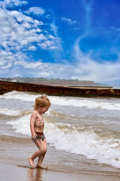 Маленький Мальчик Испачкался Грязи Плачет Пляжу Вдоль Моря — стоковое фото