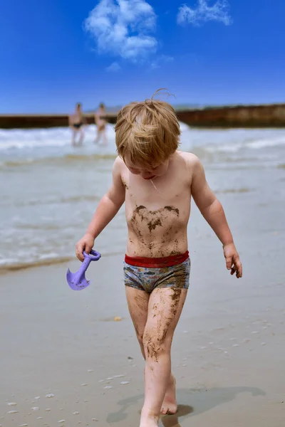 Petit Garçon Salit Dans Boue Marche Pleurant Long Plage Long — Photo