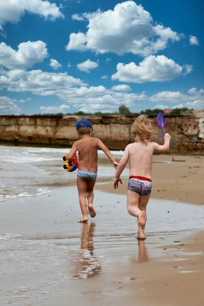 Δύο Μικρά Αγόρια Παίζουν Στην Παραλία Παιδιά Που Παίζουν Στην — Φωτογραφία Αρχείου