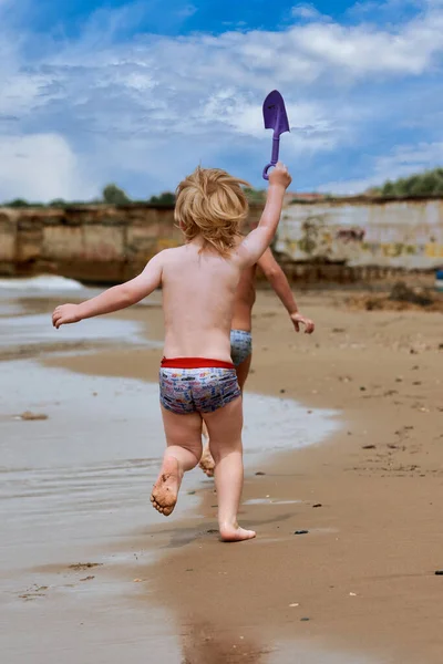 Маленький Мальчик Бежит Вдоль Песчаного Пляжа Вдоль Берега Моря Ребенок — стоковое фото