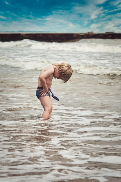 小さな男の子が海に入り パンティーを脱いだ 海による家族の休暇 — ストック写真