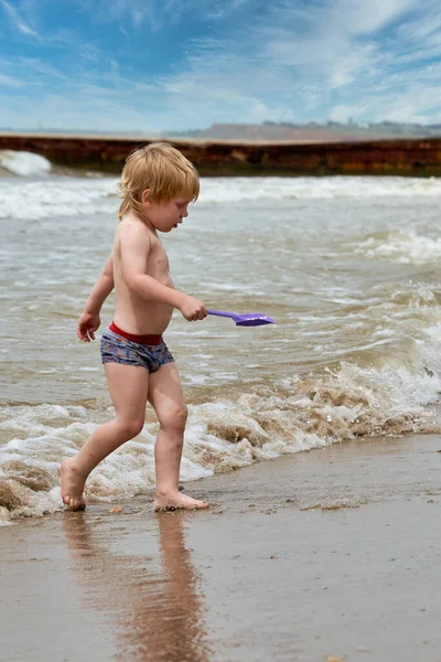 Petit Garçon Court Long Plage Sable Long Littoral Enfant Reposant — Photo