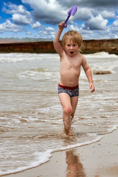 Petit Garçon Court Long Plage Sable Long Littoral Enfant Reposant — Photo