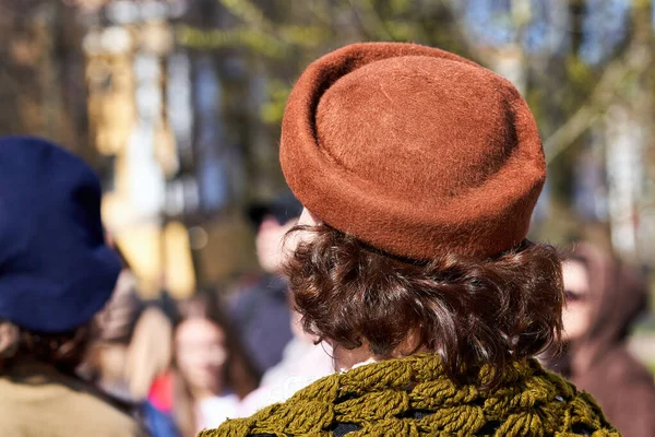 上世纪时尚界头戴褐色头巾的女人 — 图库照片