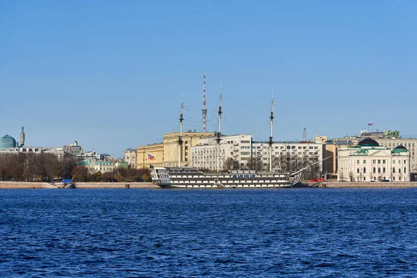 Rússia, São Petersburgo, um velho navio à vela no dique do rio Neva — Fotografia de Stock