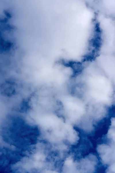 White cumulus clouds on blue sky background, natural phenomenon — Stock Photo, Image