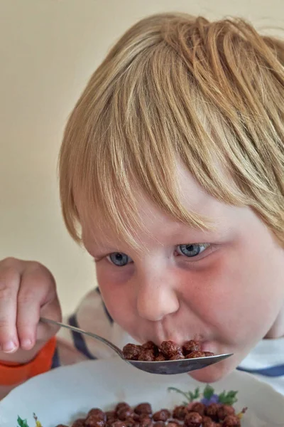 Mały Chłopiec Śniadanie Czekoladowymi Kulkami Mlekiem Dziecko Suche Śniadanie Mlekiem — Zdjęcie stockowe