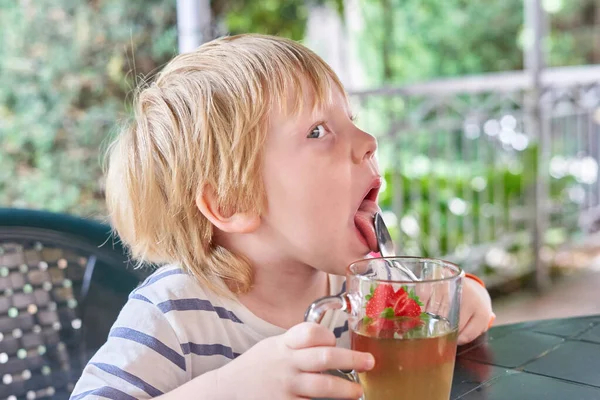 Bambino Sta Bevendo Con Miele Sulla Veranda Estiva Ragazzino Lecca — Foto Stock