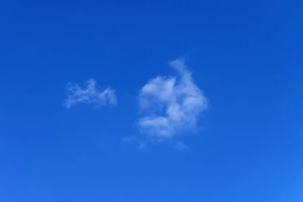 Nuages blancs dans le ciel bleu, fond de nuages blancs dans le ciel — Photo