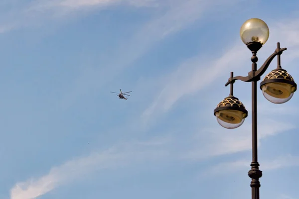 Vliegende Helikopter Tegen Achtergrond Van Een Blauwe Lucht Met Sparren — Stockfoto