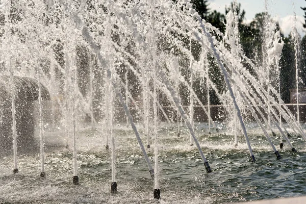Fragment Eines Stadtbrunnens Mit Wasserstrahlen Und Spritzern Wasserfontäne — Stockfoto