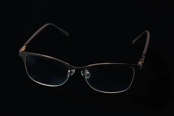 黑色底色的时髦镜框眼镜 — 图库照片