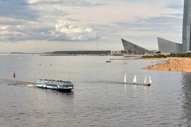 Rusya, St. Petersburg 'daki Finlandiya Körfezi kıyılarındaki Lakhta Center gökdelenine karşı gemiler yelken açıyor..