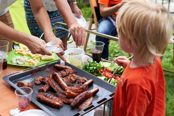 Familia Prepara Carne Verduras Para Picnic Jardín Almuerzo Familiar Naturaleza Imagen De Stock